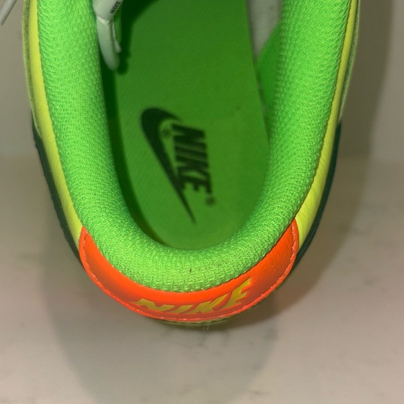 Nike Dunk Low SE “Splash Volt” - Size 9.5 - Picture 5 of 6